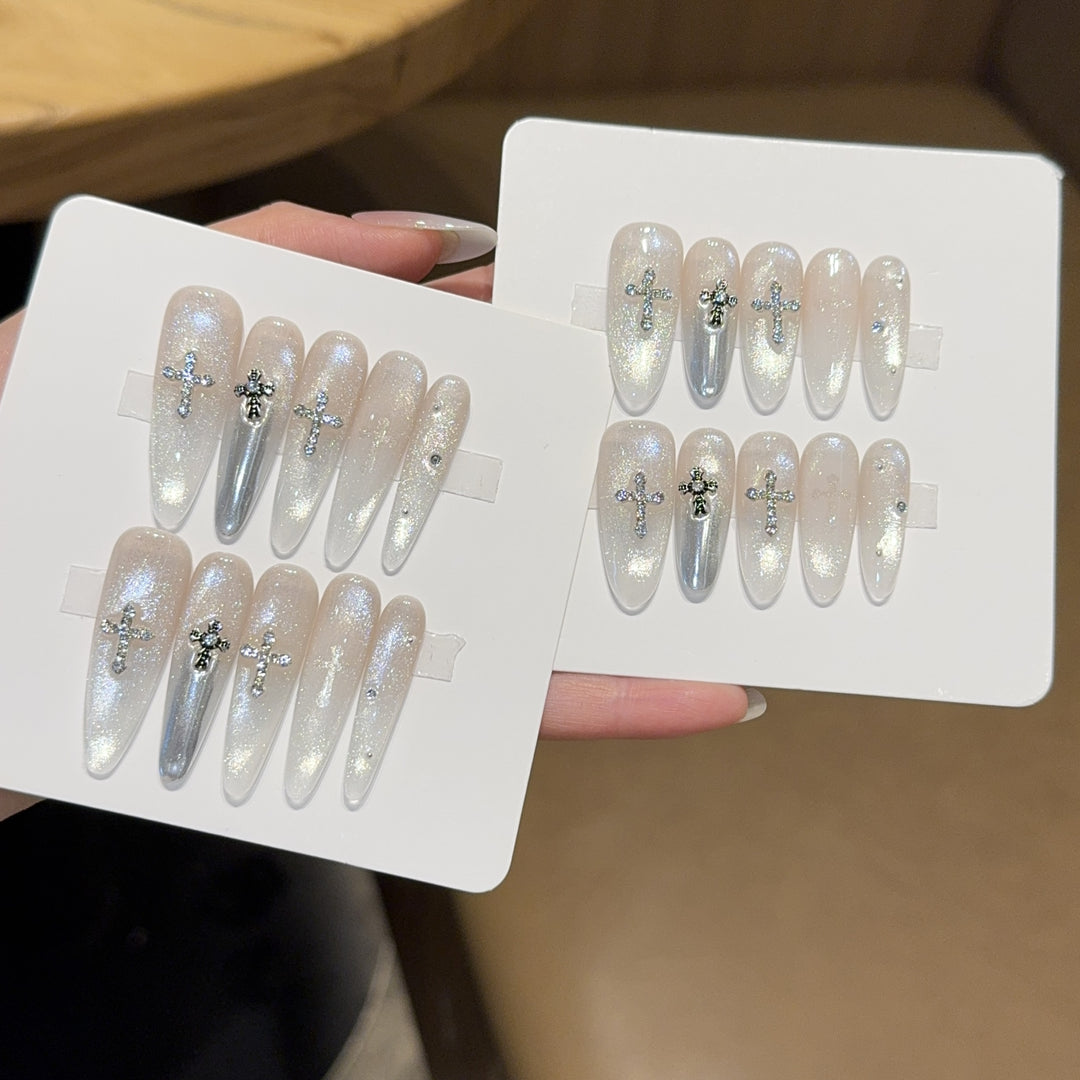 Glamorous artificial nails with sparkling accents Bowlift