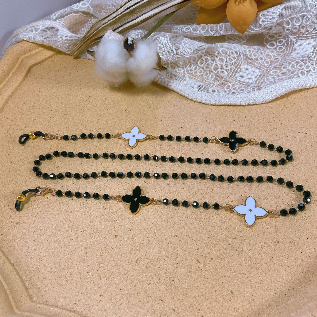 Elegant pearl necklace with flower pendants Bowlift