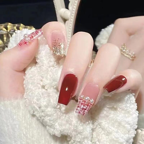Fashionable artificial nails with glitter details Bowlift