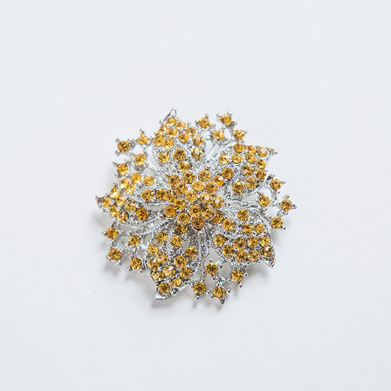 Glamorous brooch with crystals Bowlift