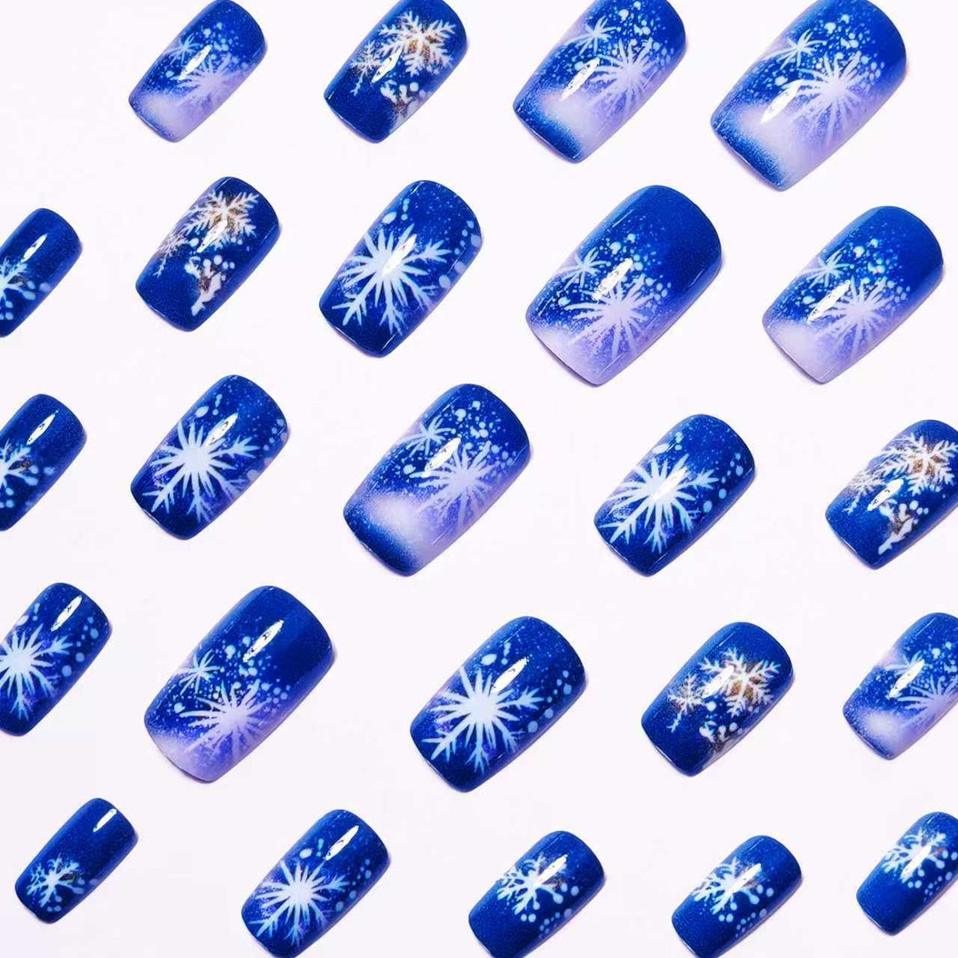 Artificial nails with shimmering winter design Bowlift