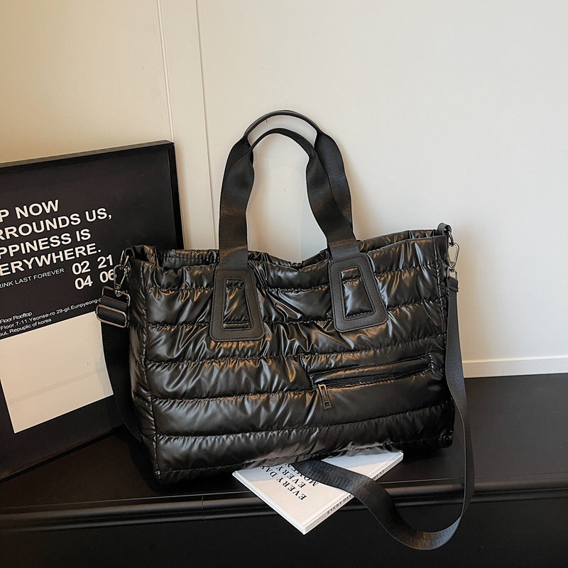 Leisure bag with padded interior and removable shoulder strap Bowlift