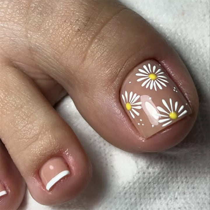Artful toenail art with floral motifs Bowlift