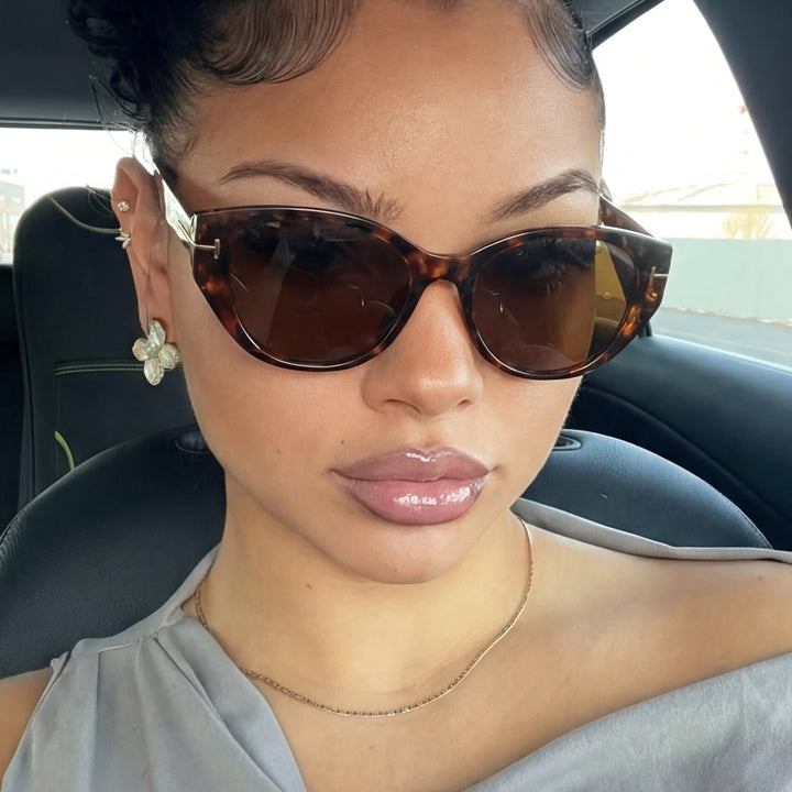 Women's Cat-Eye Sunglasses with Elegant Frame and Protective UV Filter Bowlift