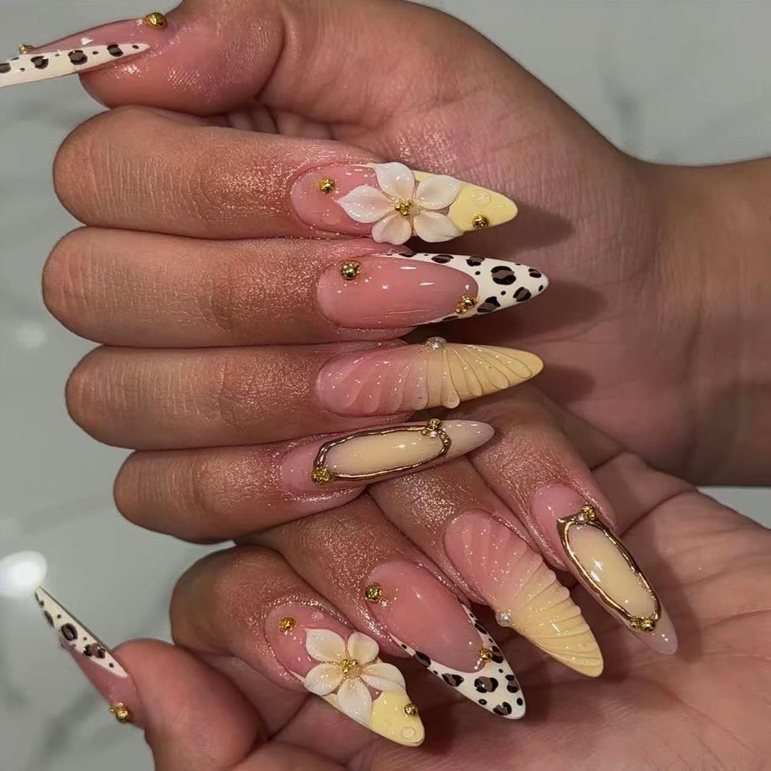 Artificial nails with floral patterns and golden accents Bowlift