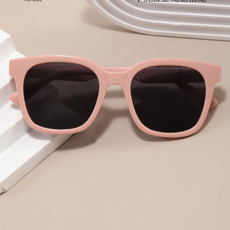 Women's sunglasses with a modern, angular plastic frame Bowlift