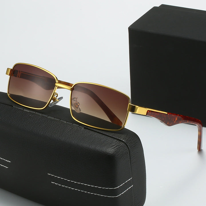 Women's corrective glasses with elegant gold-colored frame and stylish design Bowlift