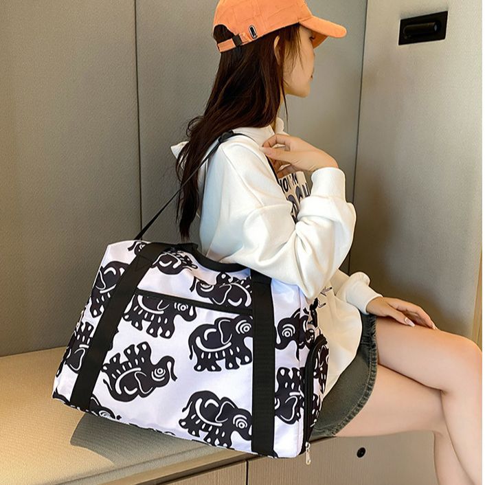 Sporty travel bag with playful elephant pattern Bowlift