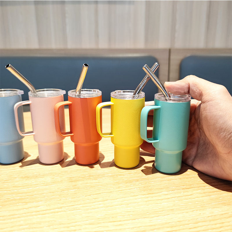 Women's practical drinking glass with metal straw Bowlift