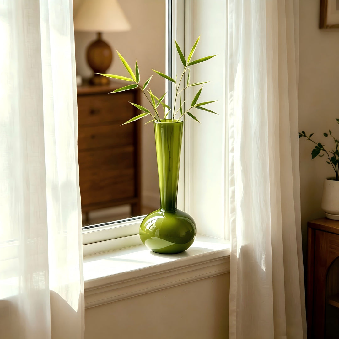 High-quality glass vase with slim design Bowlift