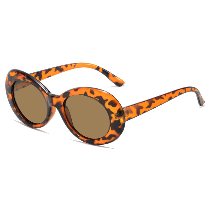 Ladies retro-inspired sunglasses with an elegant, oval frame Bowlift