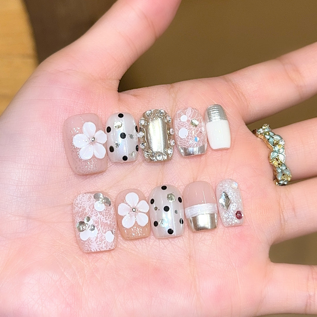 Creative artificial nails with elegant accents Bowlift