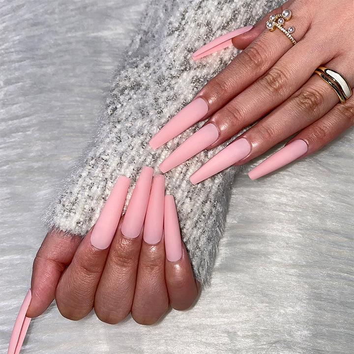 Artificial extensions in trendy stiletto style Bowlift