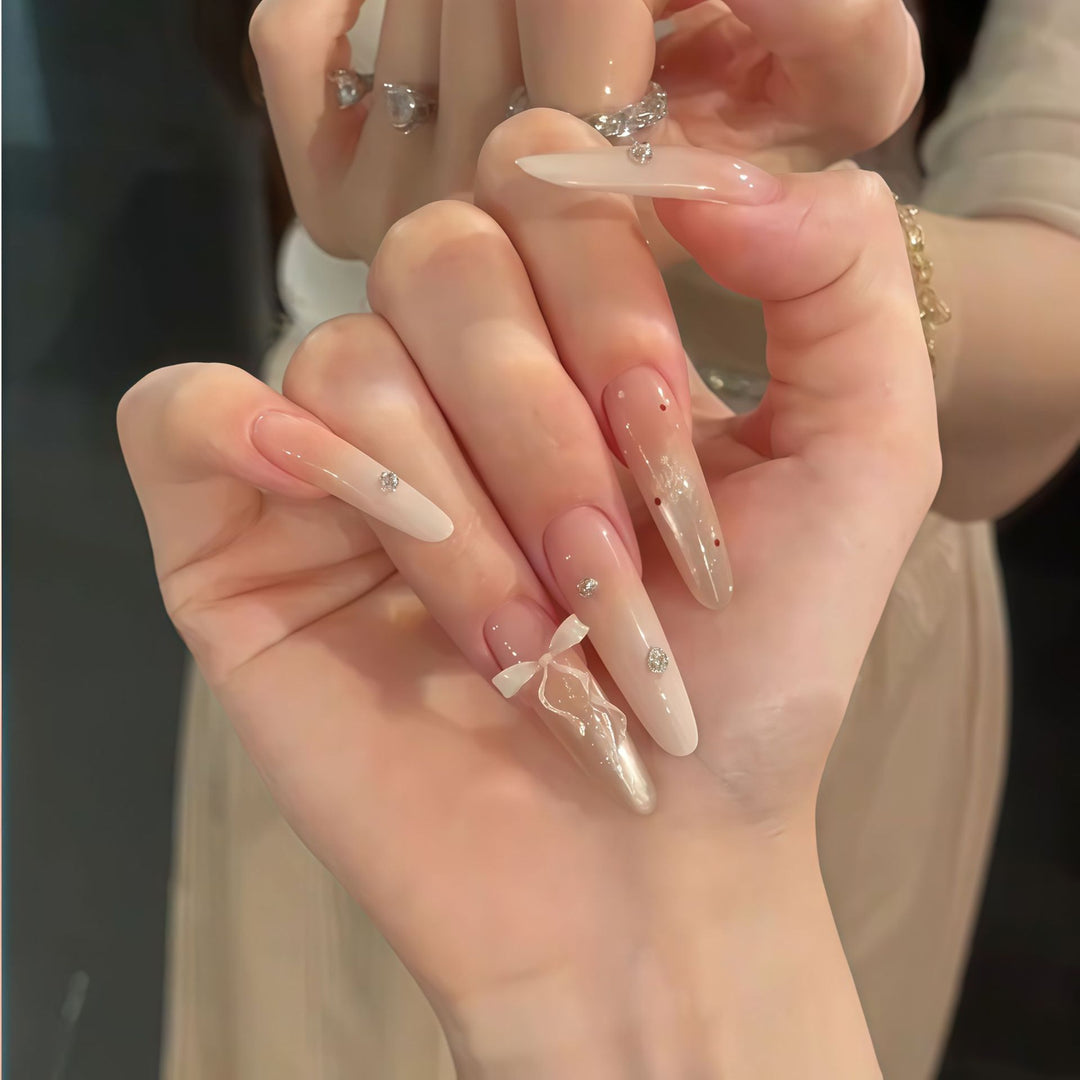 Artificial nails with elegant accents Bowlift