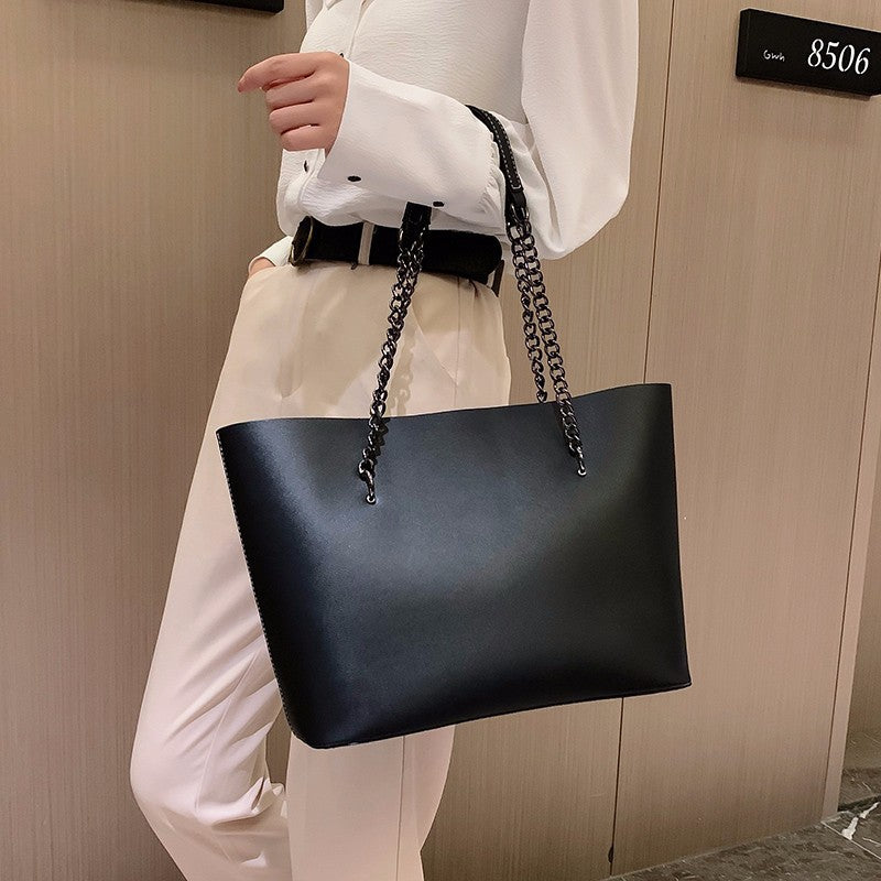 Elegant shoulder bag in minimalist design Bowlift