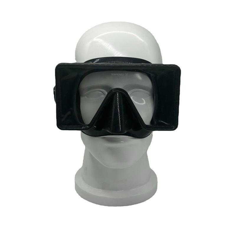 Diving mask with maximum field of view and comfortable silicone rim Bowlift