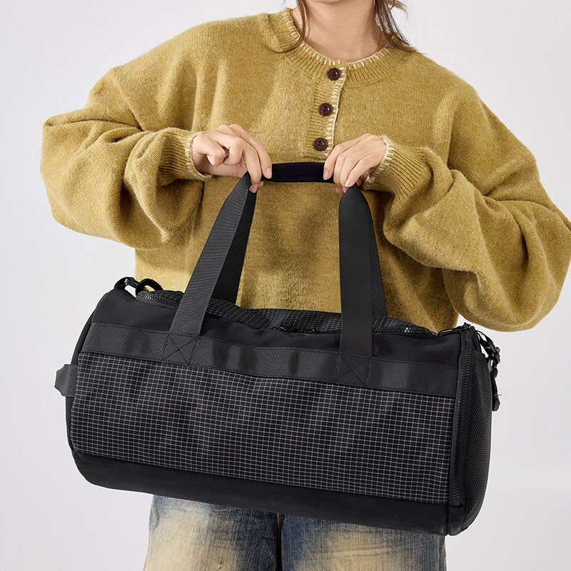 Practical sports and travel bag with ergonomic details Bowlift