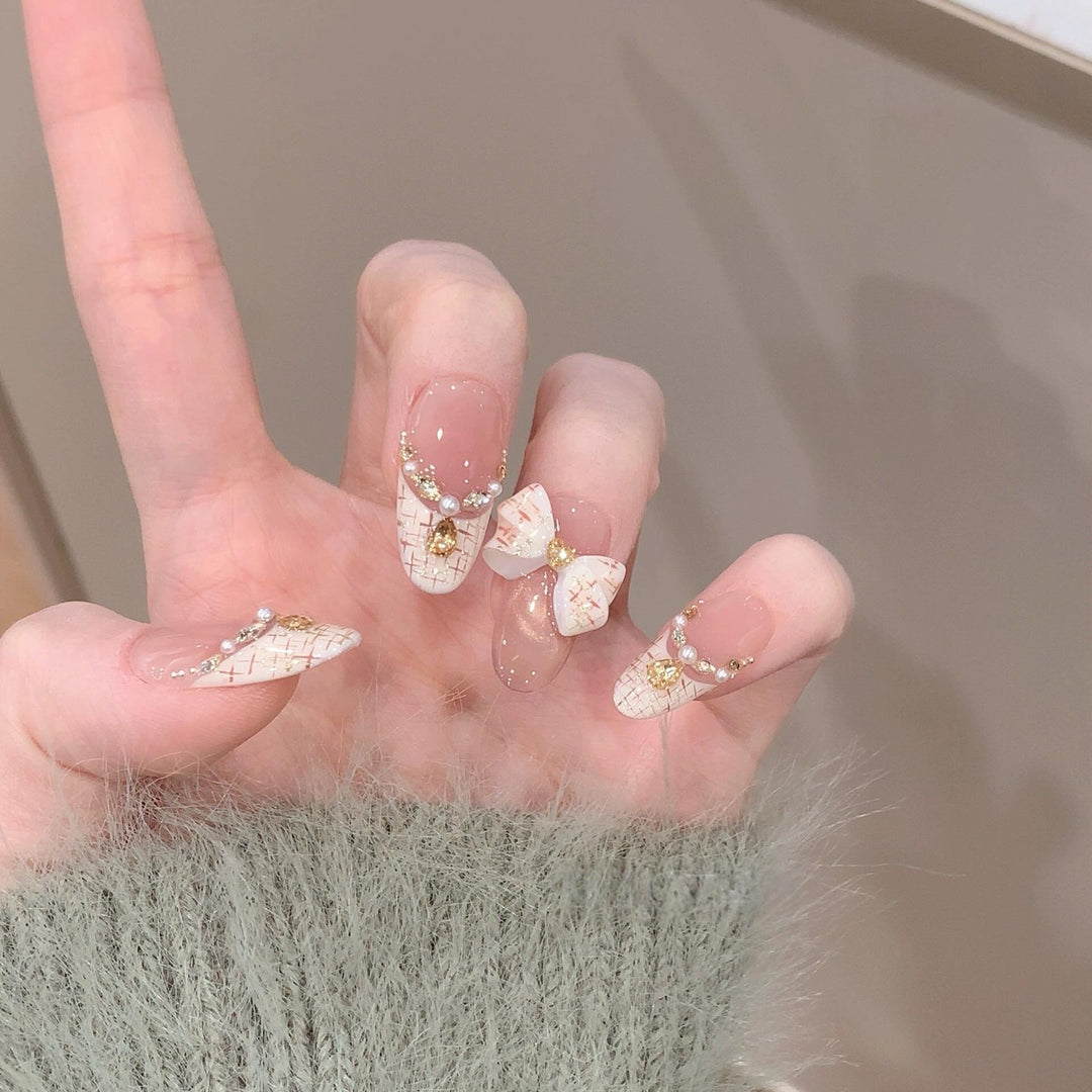 Artificial nails with elegant accents and rhinestone embellishments Bowlift