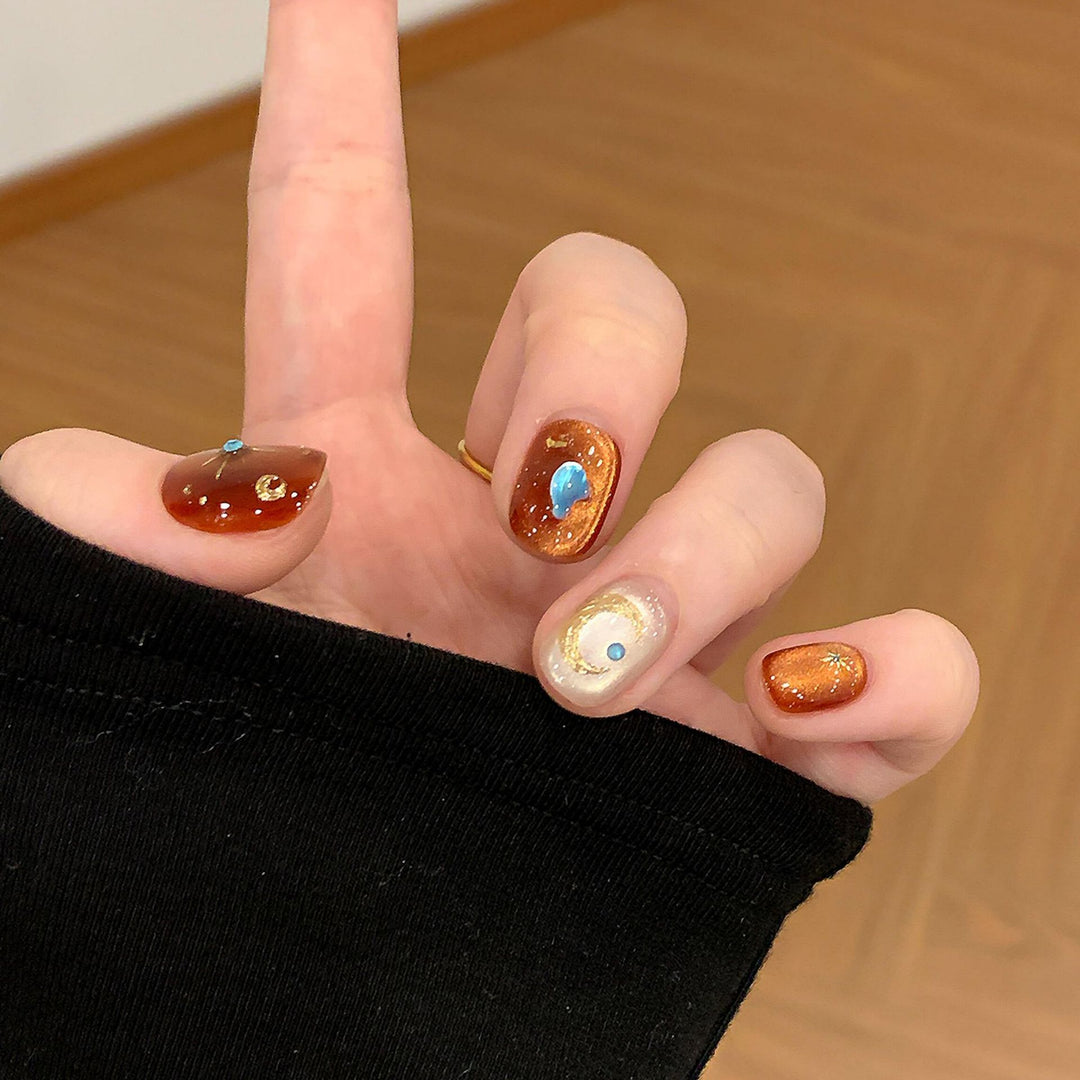 Artificial nails with glamorous metallic effect Bowlift