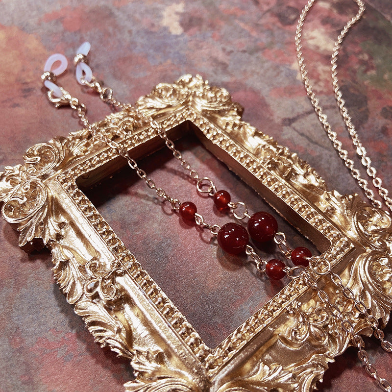 Elegant jewelry holder chain with red accents Bowlift