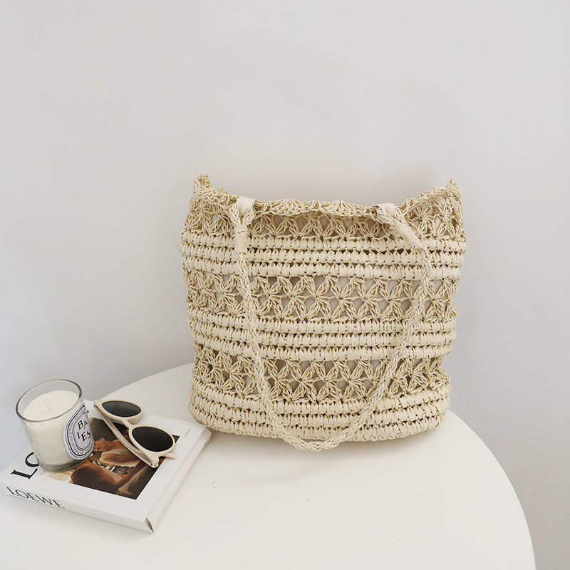 Hand-knotted beach bag in modern mesh design Bowlift