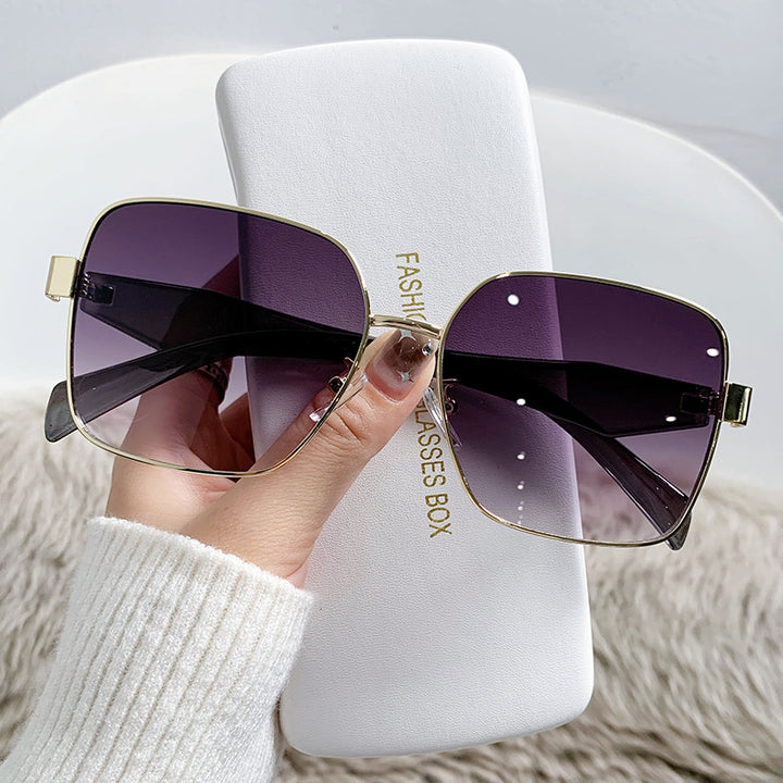 Women stylish square sunglasses with curved frame Bowlift