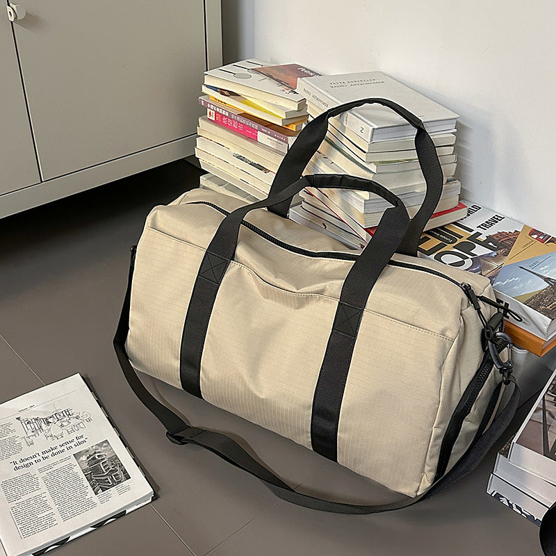 Sporty travel bag with reinforced carrying system and secure interior Bowlift