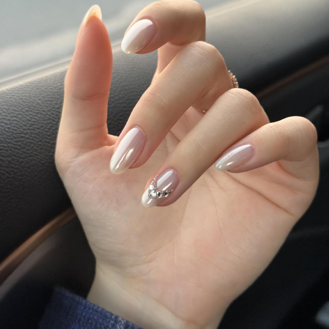 Artificial artificial nails with elegant decorative details Bowlift