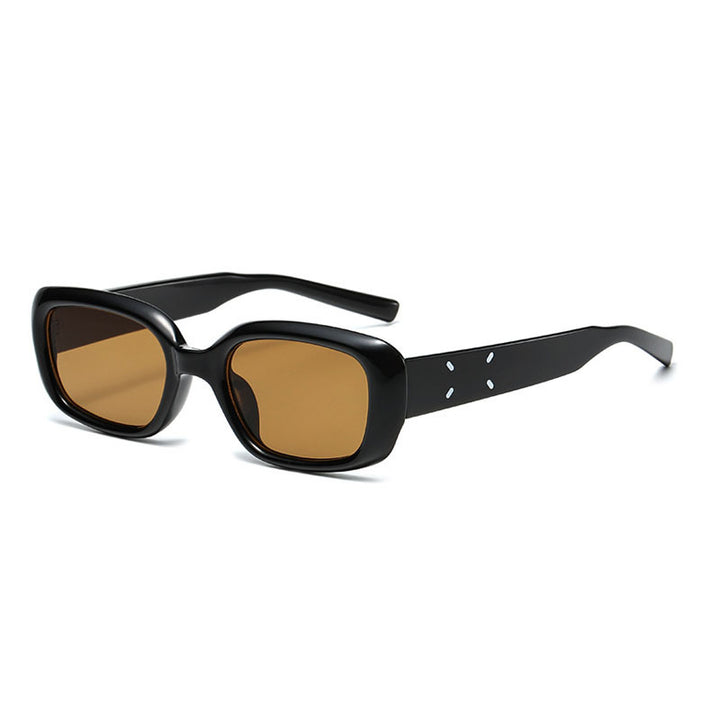 Ladies Retro-Inspired Sunglasses with Curved Frame Bowlift