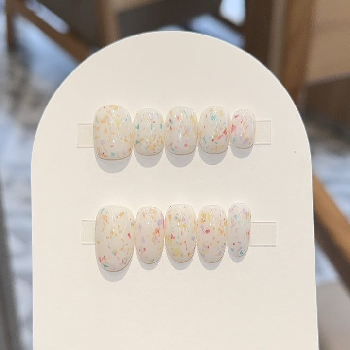 Artificial nails with cheerful sparkle design Bowlift
