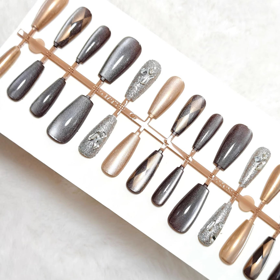 Glamorous Art Nails in Elegant Metallic Look Bowlift