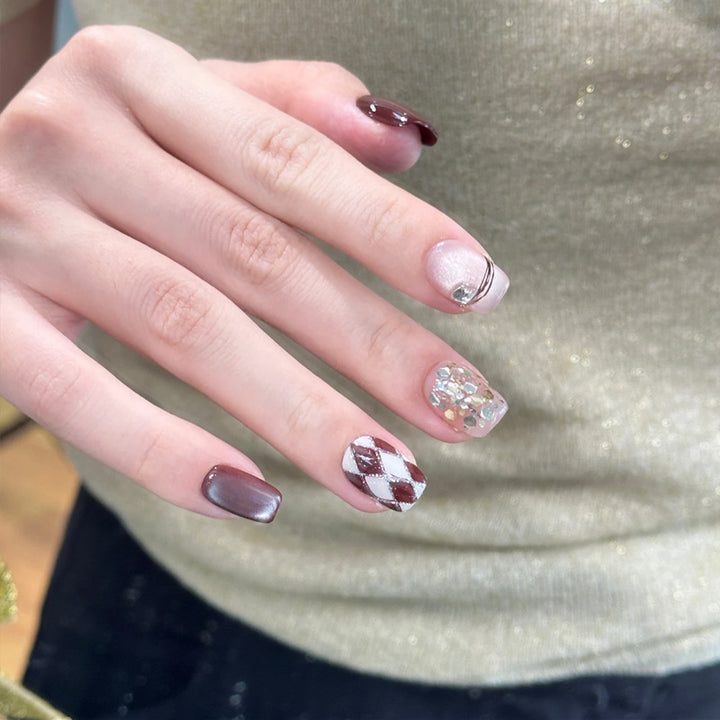 Artificial nail tips with glamorous details Bowlift