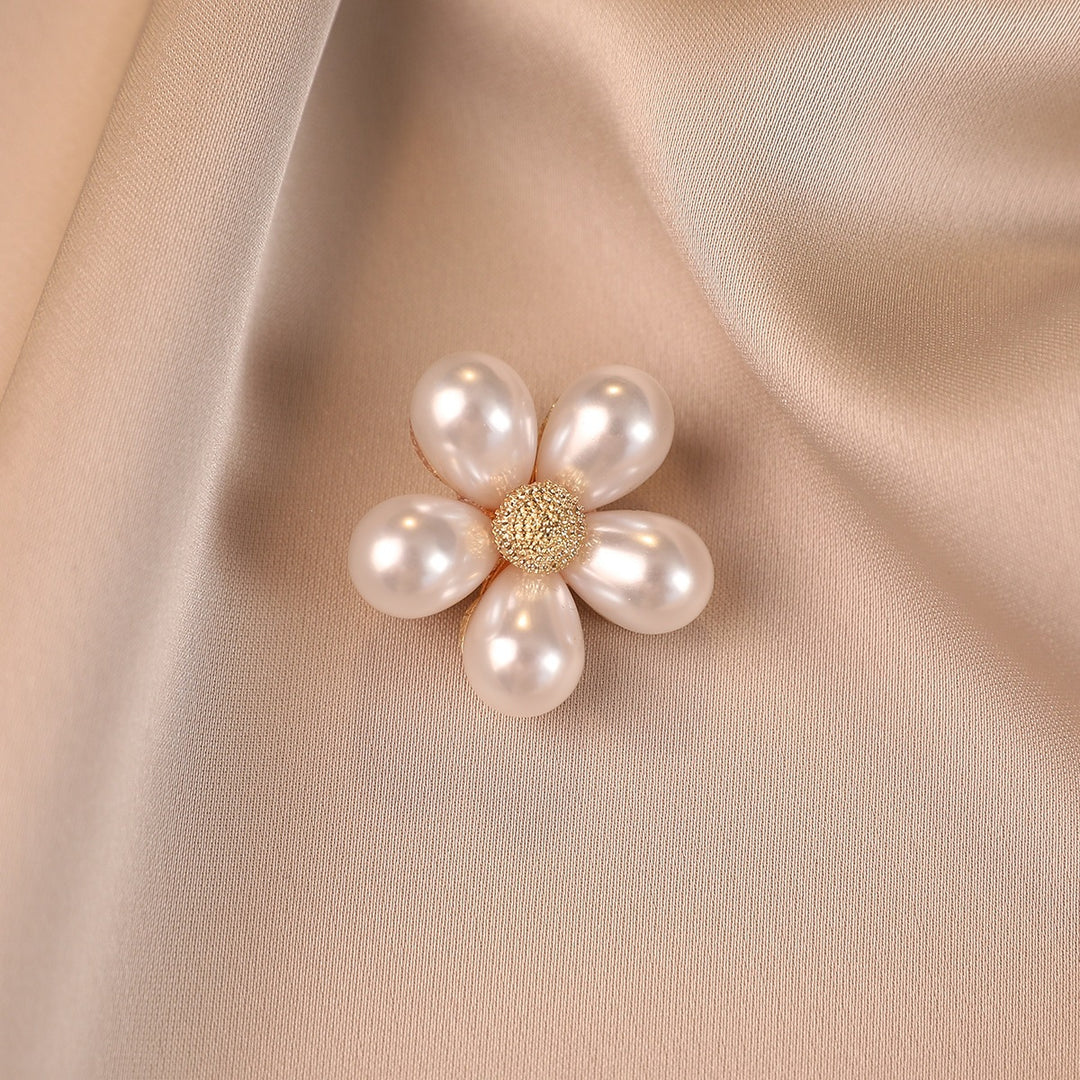 Elegant flower brooch with pearl accents Bowlift