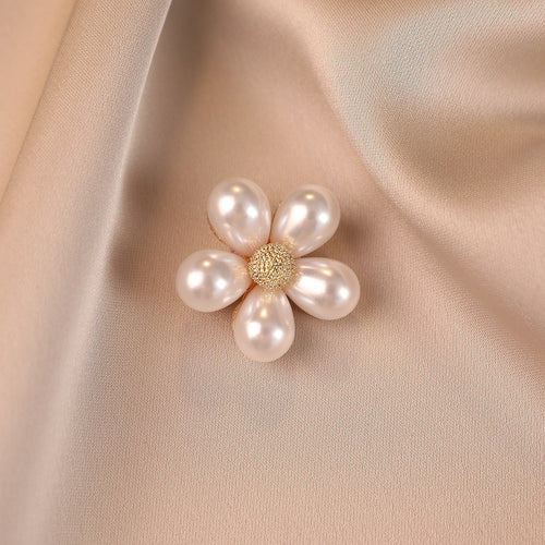 Elegant flower brooch with pearl accents Bowlift