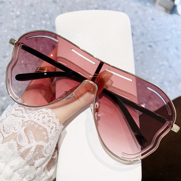 Women's sunglasses in modern shield design Bowlift