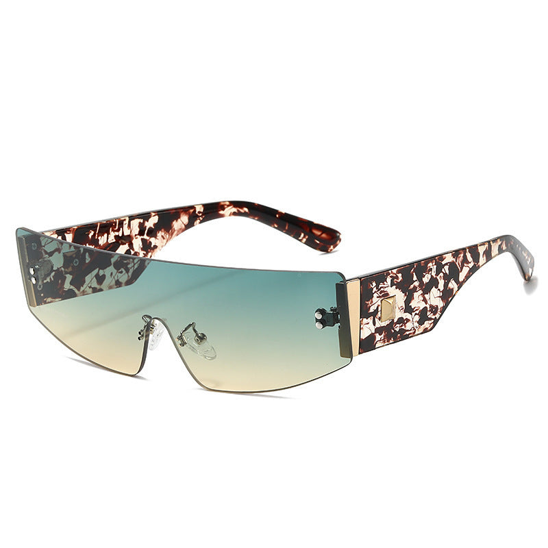 Ladies trendy sunglasses with futuristic design Bowlift