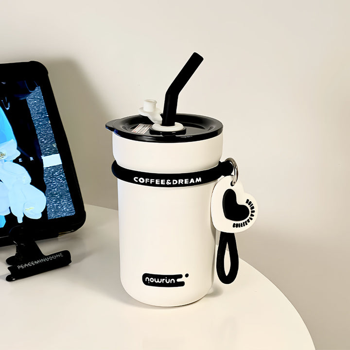 Women's thermos cup with integrated straw and practical spill protection Bowlift