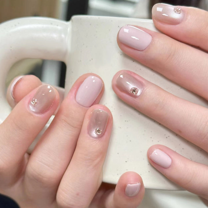 Elegant Press-On Nail Tips with Gold Accents Bowlift