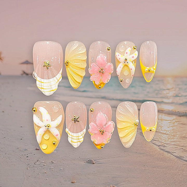 Creative nail art set with maritime accents Bowlift