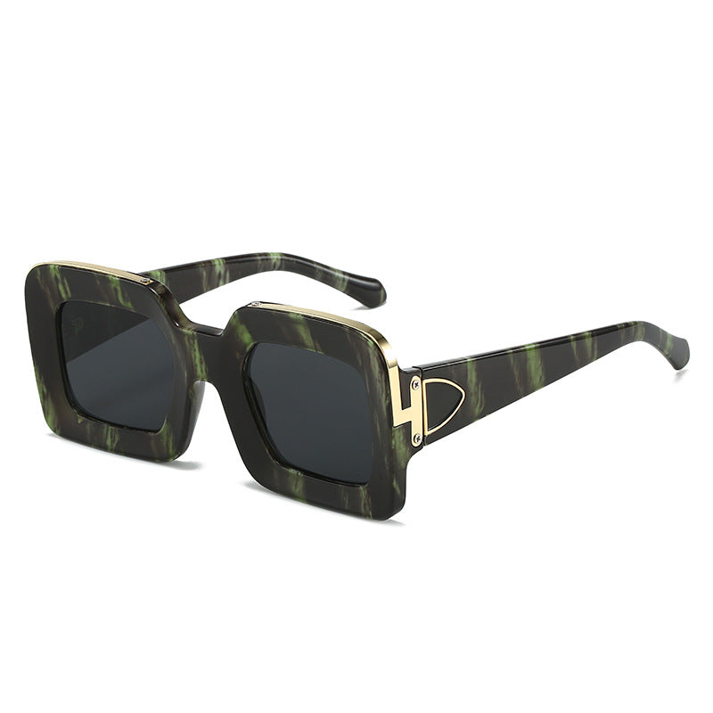 Women square sunglasses with luxurious design and golden accents Bowlift