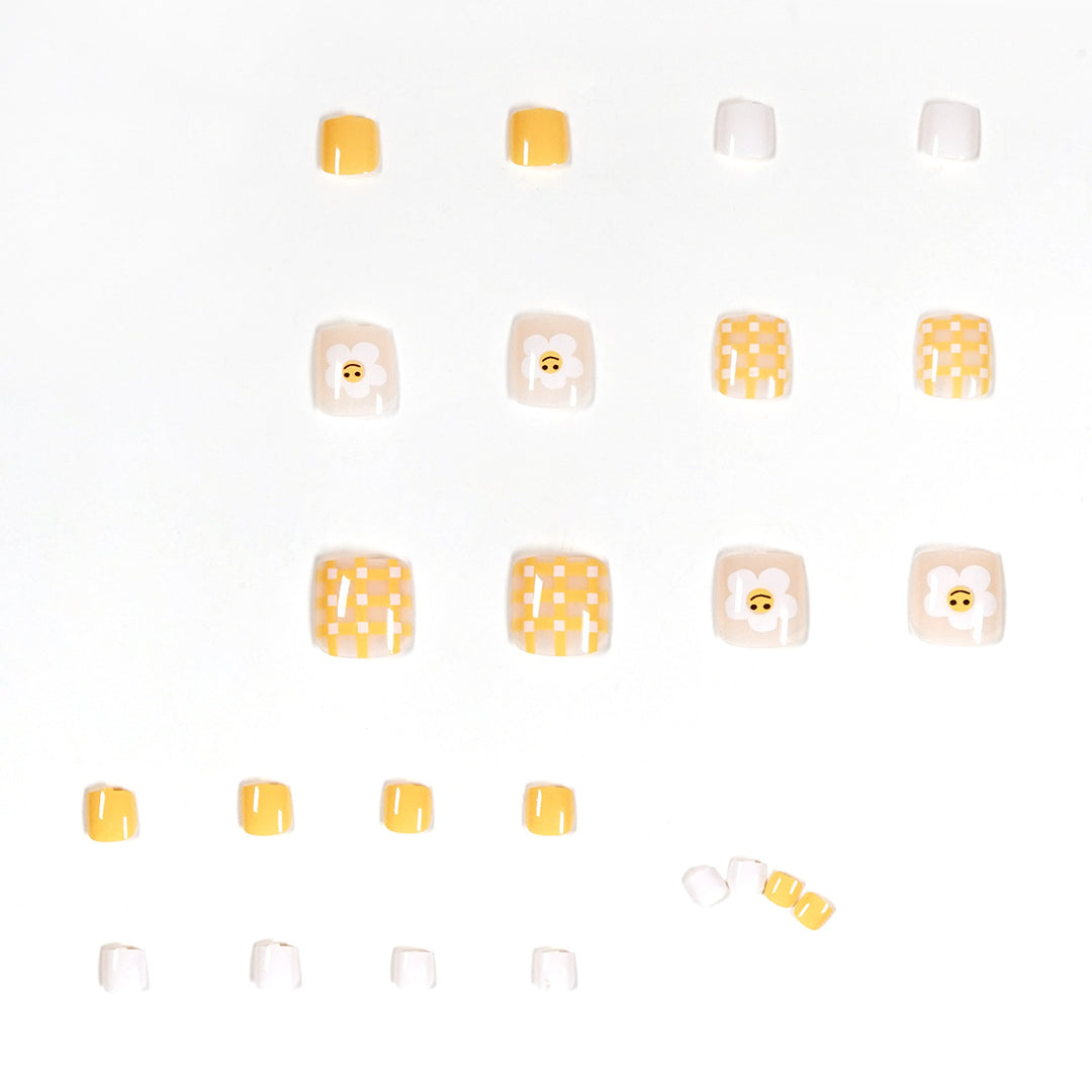 Artful toenail design with cheerful flower motifs Bowlift