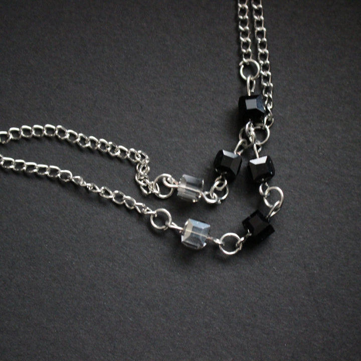 Fashionable glasses holder chain with elegant details Bowlift