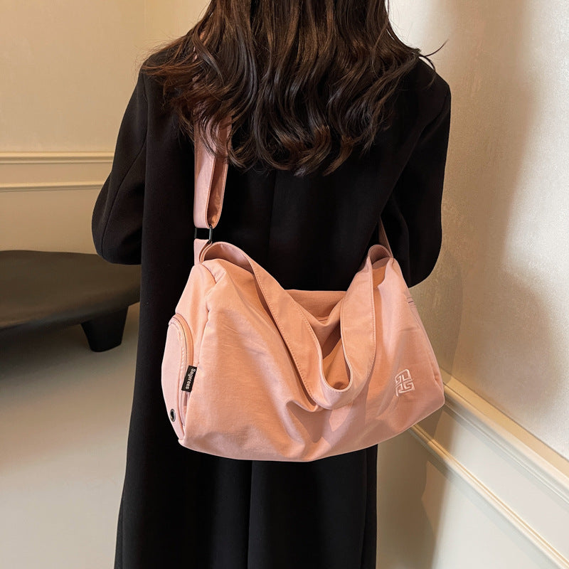 Sporty Carrying Bag with Ergonomic Design Bowlift
