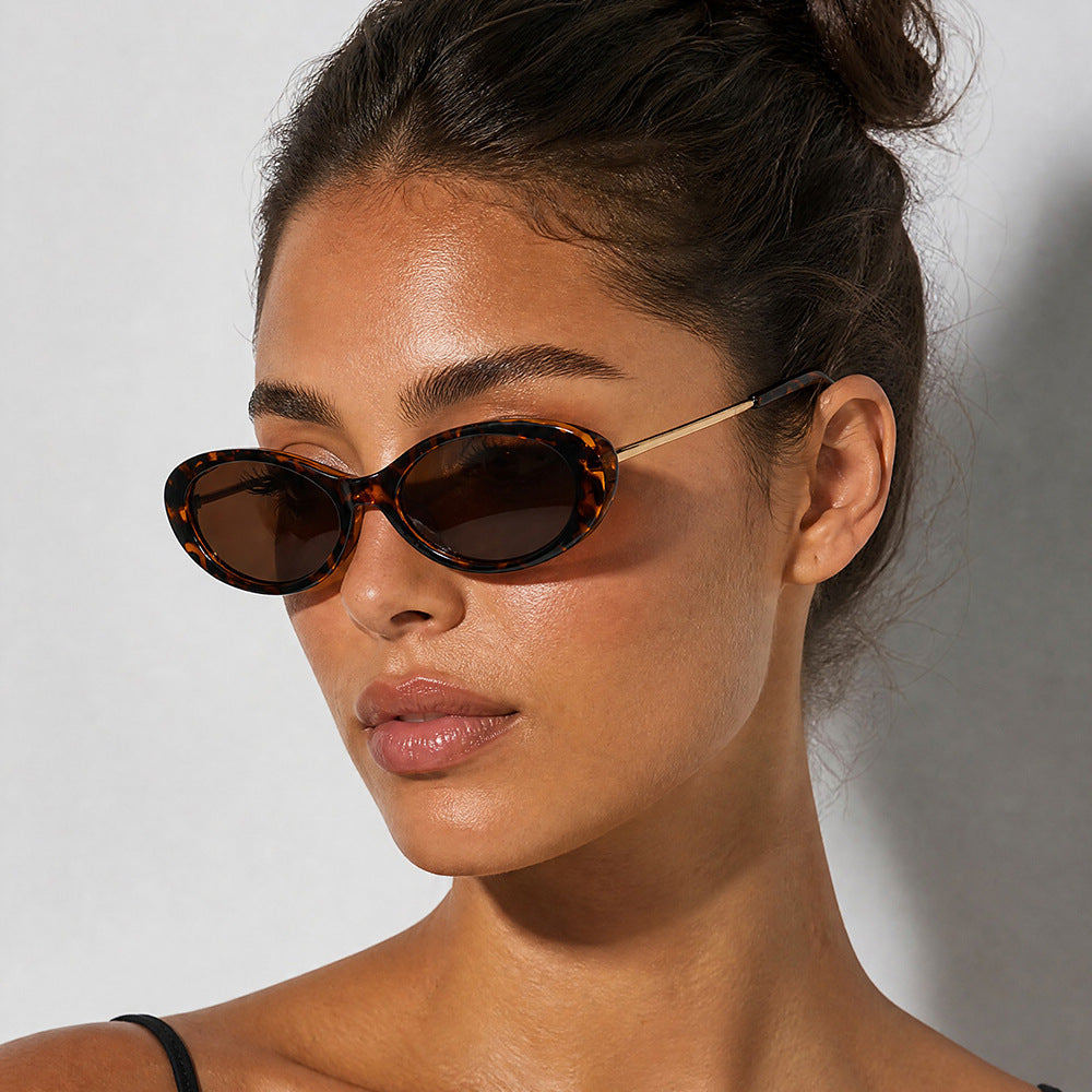Retro-Inspired Oval Frame Sunglasses Bowlift
