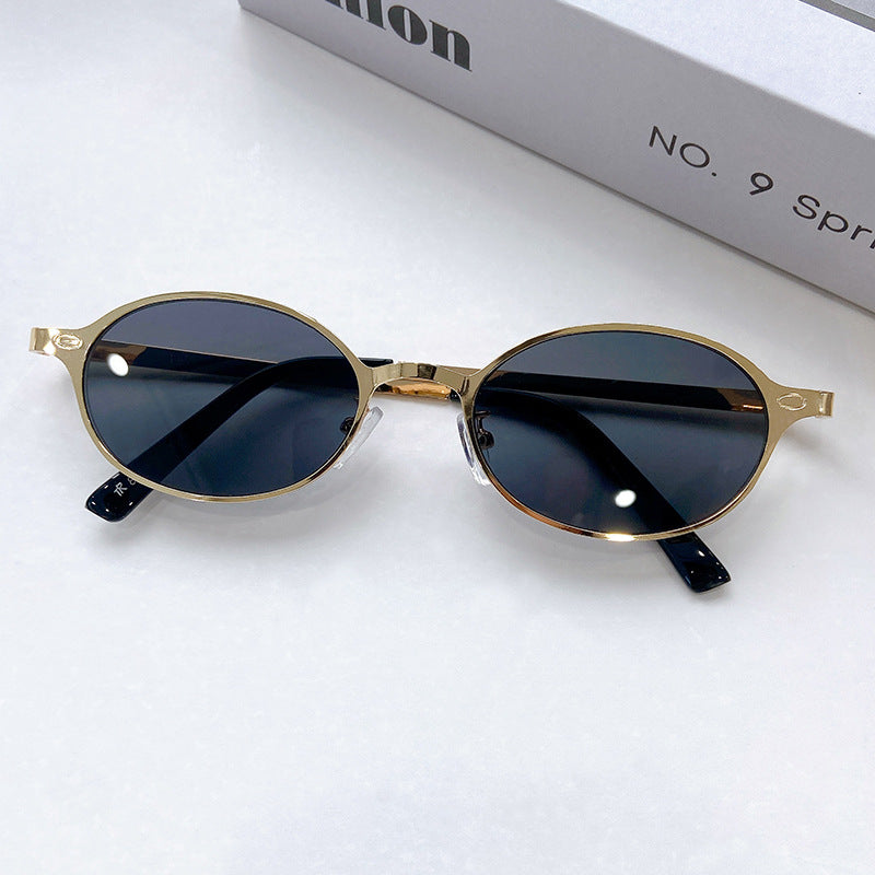 Fashionable Round Sunglasses with Elegant Golden Frame Bowlift