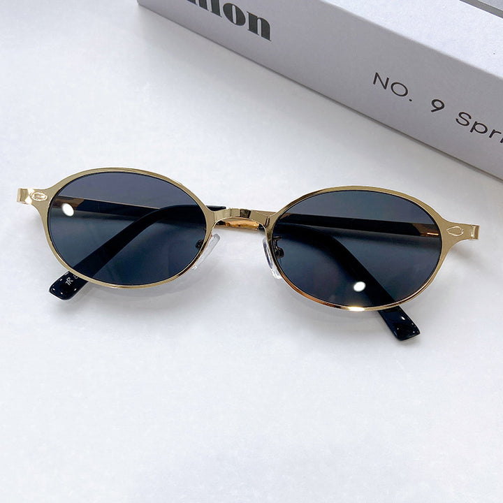 Fashionable Round Sunglasses with Elegant Golden Frame Bowlift