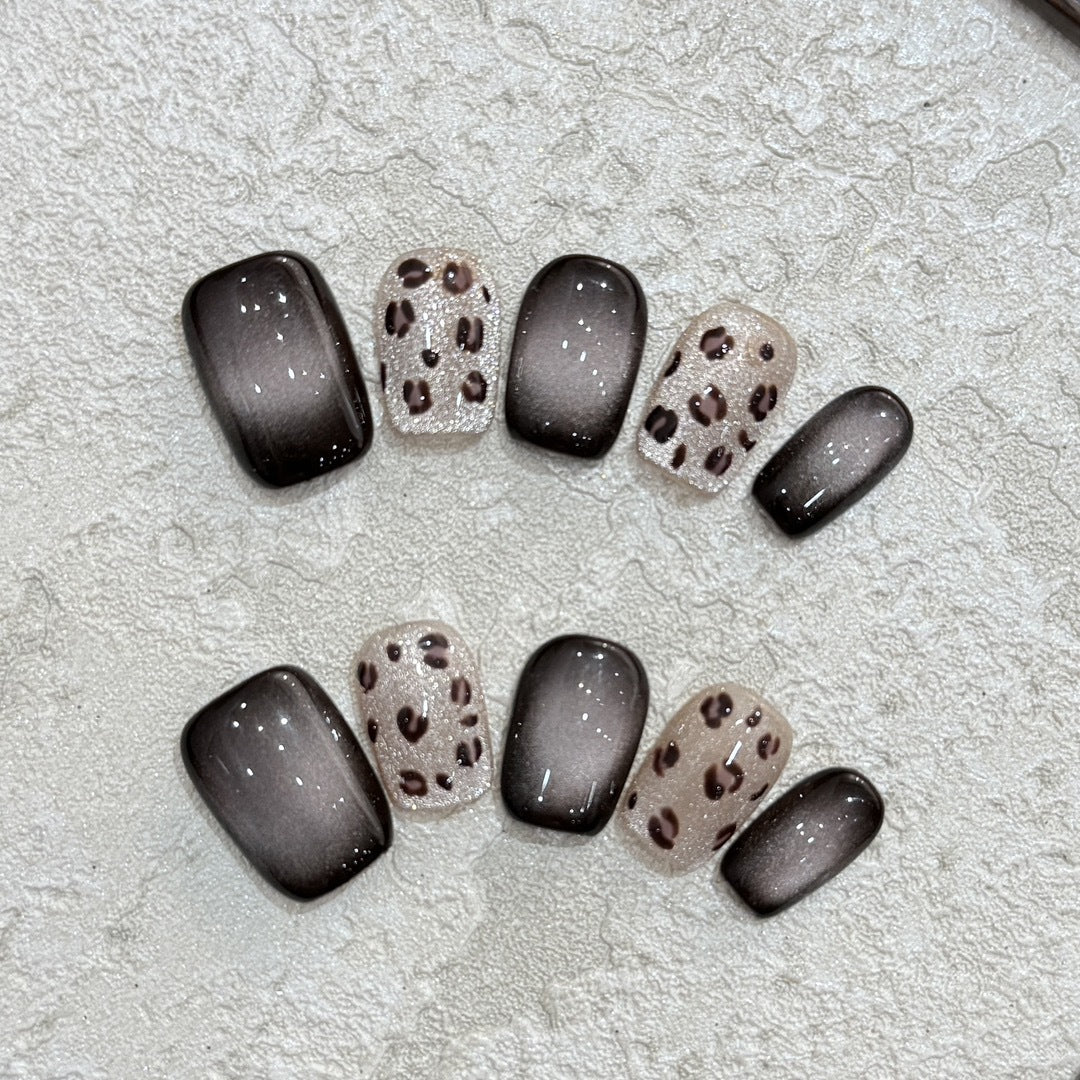 Artificial Nails in Elegant Animal Print Design Bowlift