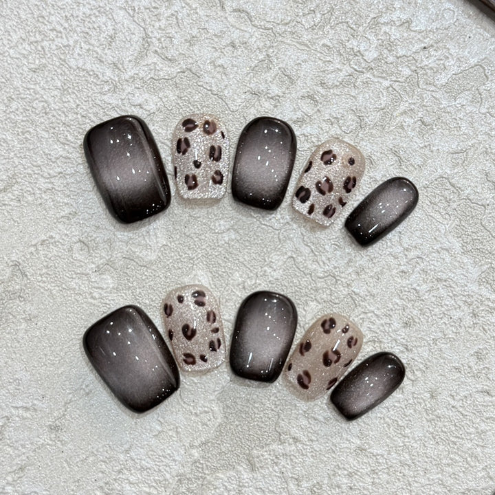 Artificial Nails in Elegant Animal Print Design Bowlift