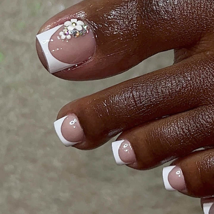 Artificial nail set with elegant French tip design and sparkling accents Bowlift
