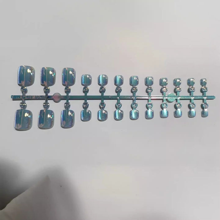 Artistic Press-On Nail Set with Iridescent Finish Bowlift
